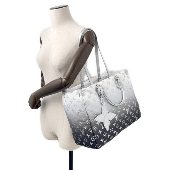 LOUIS VUITTON LV SKI Onthego Size MM Monogram・Nylon Frost - Picture 5 of 12